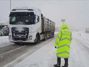 Mardin’de ağır tonajlı araçlara kar engeli
