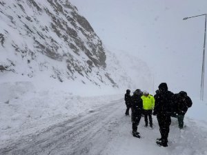 Hakkari’de kar kalınlığı 2 metreyi aştı