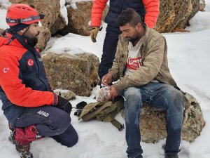Mardinde karda mahsur kalan çoban kurtarıldı
