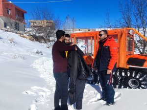 Karda damdan düşüp kolu kırılan kişi, paletli araçla hastaneye ulaştırıldı