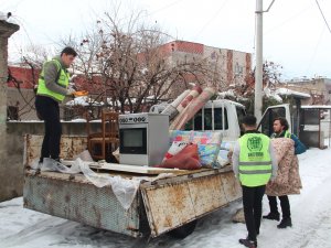Batman Umut Kervanından mağdur ailelere ev eşyası ve gıda desteği