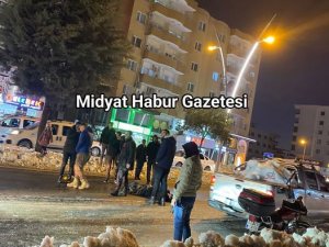 KAYGAN YOL CAN ALIYORDU: MOTOSİKLET SÜRÜCÜSÜ KAZADA YARALANDI