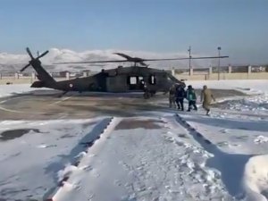 Karla kaplı köyde jandarma helikopteriyle hasta tahliyesi
