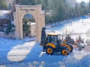 OKUL ÇEVRELERİNDE Kİ KAR TEMİZLİĞİ YAPILDI