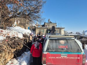 Siirt’te yoğun kar yağışı sonrası köy yolları açıldı, hastalar sağlık ekiplerine ulaştırıldı