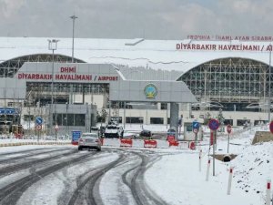 Diyarbakır Havalimanında kar temizliği tartışması: Valilik, belediyeyi yalanladı