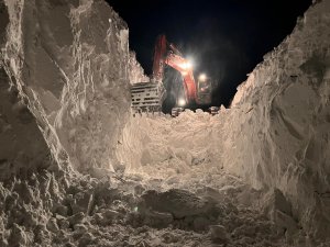 Şırnakta çığdan kapanan köy yolları için çalışma devam ediyor
