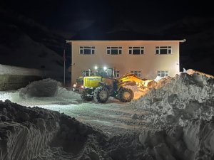 Şırnakta çığ nedeniyle kapanan köy yolları açıldı