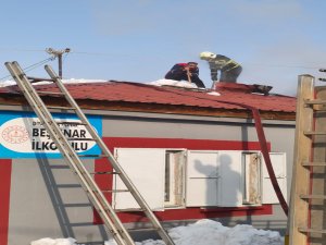 Diyarbakırda sobadan çıkan baca yangını okulda paniğe yol açtı