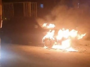 Batmanda park halindeki otomobil alevlere teslim oldu