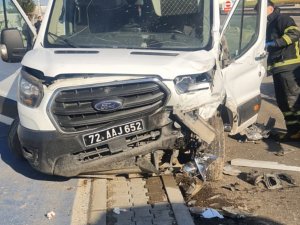 Batmanda tır ve minibüsün karıştığı kazada 6 kişi yaralandı