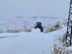 Batmanda kar nedeniyle kapanan köy yolu ulaşıma açıldı