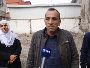 Depremde evi yıkılan aile, ruhsat gerekçesiyle konut yapamıyor