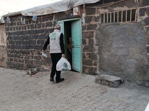 Umut Kervanı’ndan Berat Kandilinde ihtiyaç sahiplerine erzak desteği