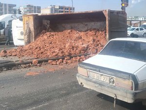 Şanlıurfa’da kontrolden çıkan kamyon ortalığı savaş alanına çevirdi