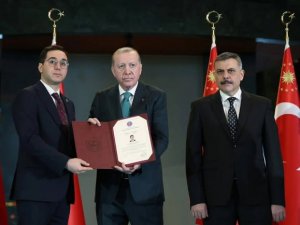 Gercüş ve Midyat’ın Gururu: Kaymakam Öztaş’a Külliye’de Anlamlı Ödül Verildi