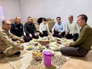 KAYMAKAM KAYA, İFTARINI VATANDAŞIN HANESİNDE AÇTI