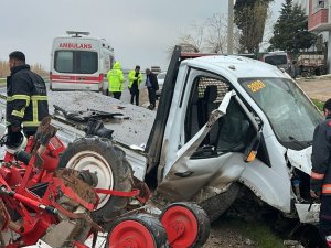 Mardinde kamyonet ile traktör çarpıştı: 3 yaralı