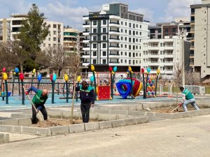 MİDYAT’TA YEŞİL ALANLAR ARTIYOR: YENİ PARKTA AĞAÇ DİKİMİ GERÇEKLEŞTİRİLDİ