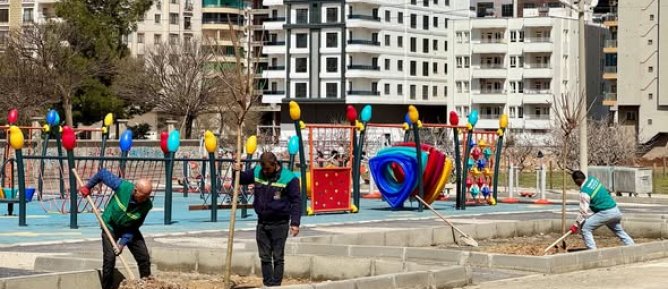 MİDYAT’TA YEŞİL ALANLAR ARTIYOR: YENİ PARKTA AĞAÇ DİKİMİ GERÇEKLEŞTİRİLDİ