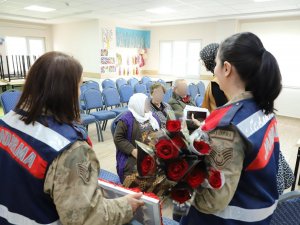 JANDARMADAN YAŞLILAR HAFTASI’NDA ANLAMLI ZİYARET