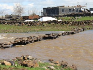 köprü su altında kaldı, diyaliz hastası saatlerce bekledi