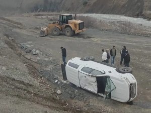 Kontrolden çıkan kamyonet şarampole yuvarlandı