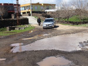 Diyarbakır’da yol çilesi: Öğrenciler okula 2 kilometrelik yolu yürüyerek gidiyor