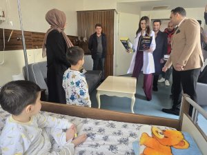 Uzak Şehir dizisinin başrol oyuncuları Ozan Akbaba ve Sinem Ünsal’dan anlamlı destek