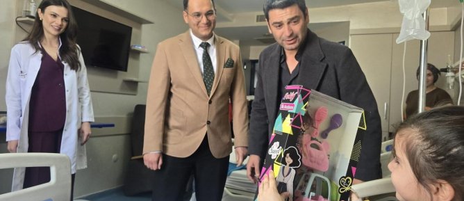 Uzak Şehir dizisinin başrol oyuncuları Ozan Akbaba ve Sinem Ünsal’dan anlamlı destek