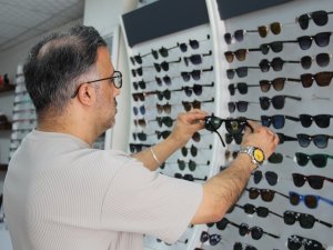 Optisyenler: Göz sağlığında en büyük hata yanlış gözlük seçimi