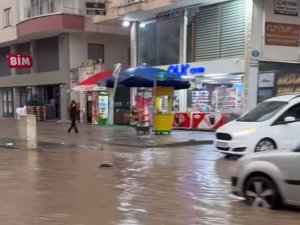 MİDYAT’TA SAĞANAK YAĞIŞ HAYATI OLUMSUZ ETKİLEDİ