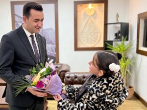 KAYMAKAMLIK KOLTUĞU MİNİK YÖNETİCİYE EMANET EDİLDİ