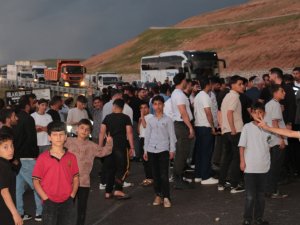 Cizre’de peş peşe kazaların ardından mahalle sakinleri kara yolunu ulaşıma kapattı