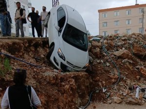 Mardin’de kontrolden çıkan otomobil uçurum kenarında asılı kaldı