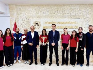 AZİZ ÖNEN KIZ ANADOLU LİSESİ VOLEYBOL TAKIMINDAN BAŞARI