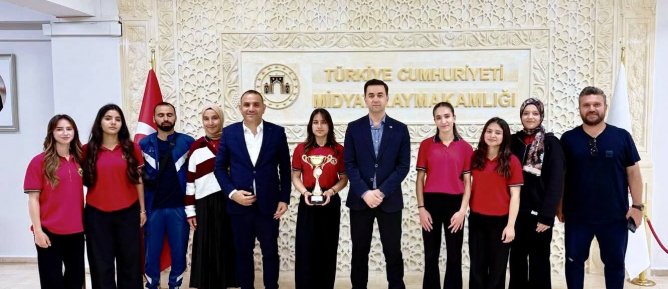 AZİZ ÖNEN KIZ ANADOLU LİSESİ VOLEYBOL TAKIMINDAN BAŞARI