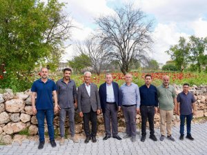 Anıtlı Mahallesi’nde parke taşı döşeme aralıksız devam ediyor.