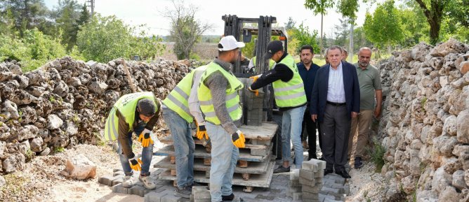 Anıtlı Mahallesi’nde parke taşı döşeme aralıksız devam ediyor.