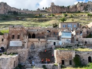 Artuklu’da Göçük Oluşan Tarihi Sokakta Onarım Çalışmaları Başlatıldı