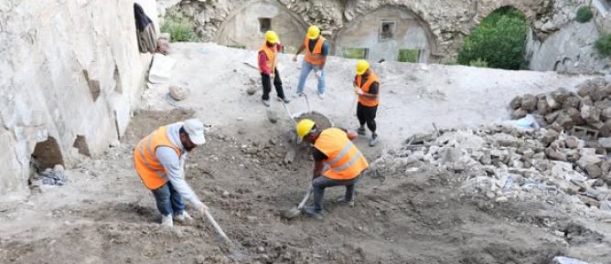 Artuklu’da Göçük Oluşan Tarihi Sokakta Onarım Çalışmaları Başlatıldı