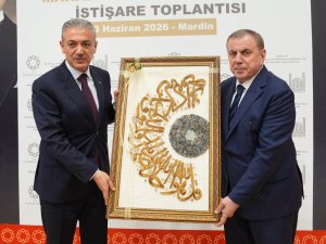 AŞKAN ŞAHİN’DEN VALİ AKKOYUN’A ANLAMLI HEDİYE