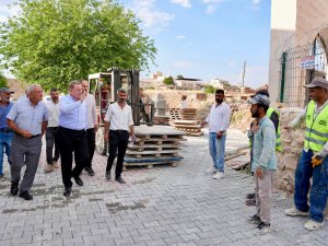 Başkan Veysi Şahin, İzbırak Mahallesi’ndeki Parke Çalışmalarını İnceledi