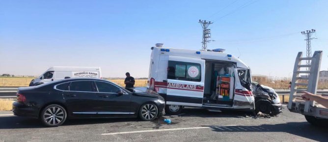 Nusaybin’de hasta taşıyan ambulans zincirleme kazaya karıştı: 3 yaralı