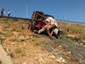 Diyarbakırda beton mikseri şarampole devrildi: Sürücü atlayarak kurtuldu