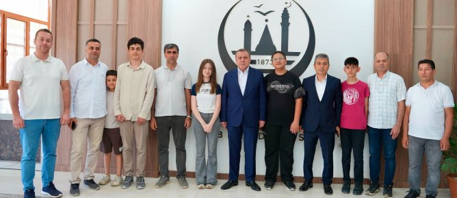 LGS ŞAMPİYONLARI BELEDİYE BAŞKANI VEYSİ ŞAHİNİN KONUĞU OLDU