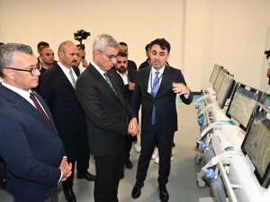 Sağlık Bakanı Memişoğlu, Batmanda yerli tıbbi cihaz üreten fabrikayı ziyaret etti