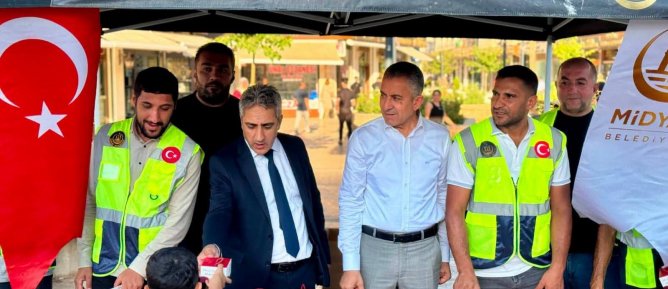 Midyat’ta Mevlid Kandili’nde Vatandaşlara Kandil Simidi Ve Lokma Tatlısı İkram Edildi