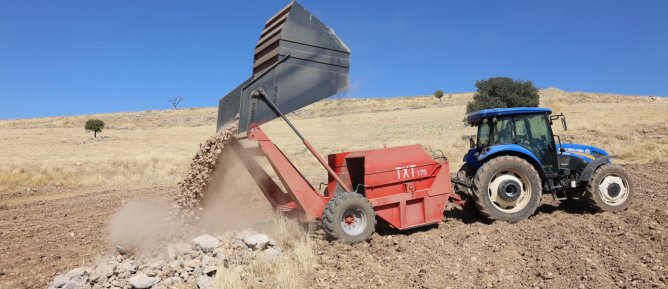 Mardin Büyükşehir Belediyesinden Çiftçiye Ücretsiz Taş Toplama Makinesi Desteği