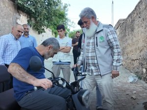 Umut Kervanından engelli vatandaşa akülü motosiklet desteği